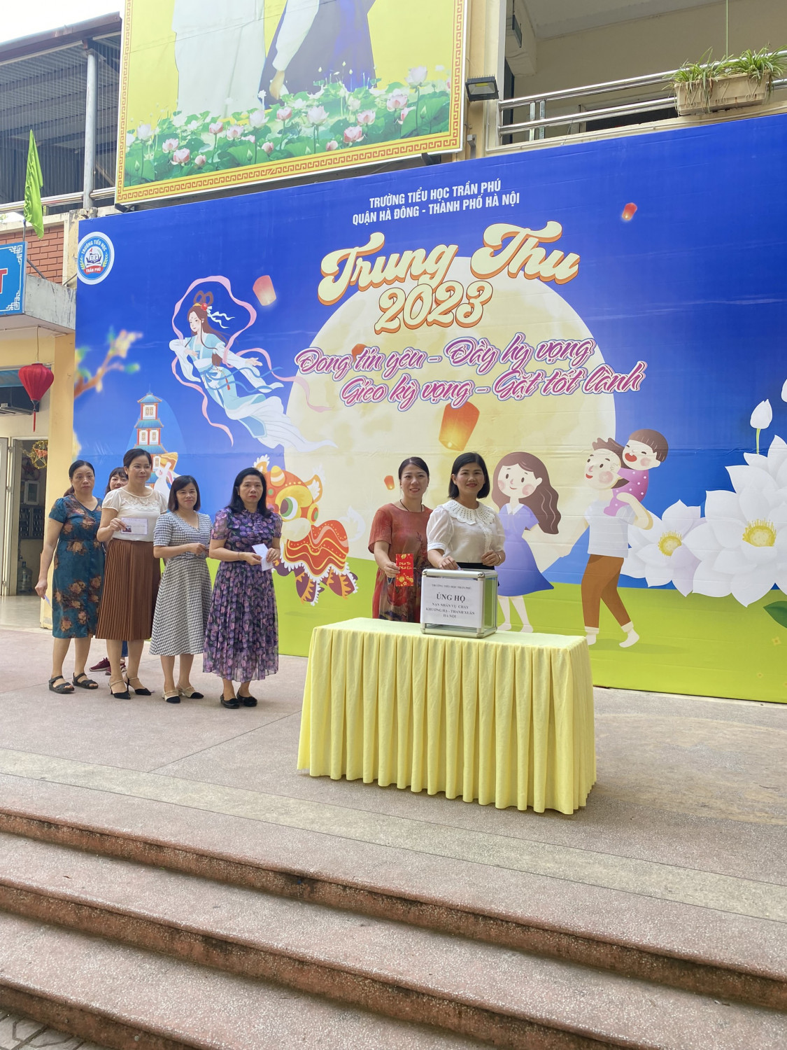 Trường tiểu học Trần Phú tổ chức ủng hộ vụ cháy Chung cư Khương Hạ, Hà Nội.